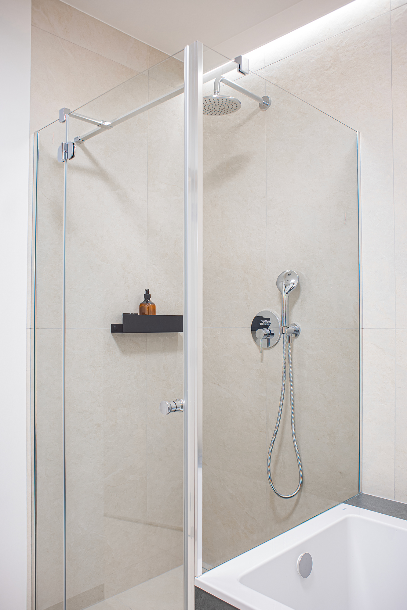 Metraż łazienki pozwolił na umieszczenie w niej zarówno sporej wanny, jak i dużego prysznica.